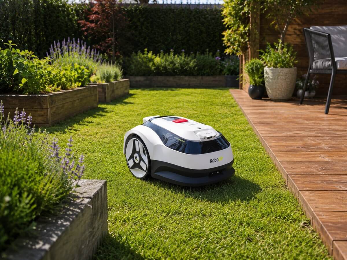 Mähroboter ohne Begrenzungskabel im Garten